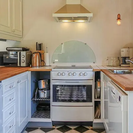 2 Bedroom Stunning In Aakirkeby Ferienhaus Vester Somarken