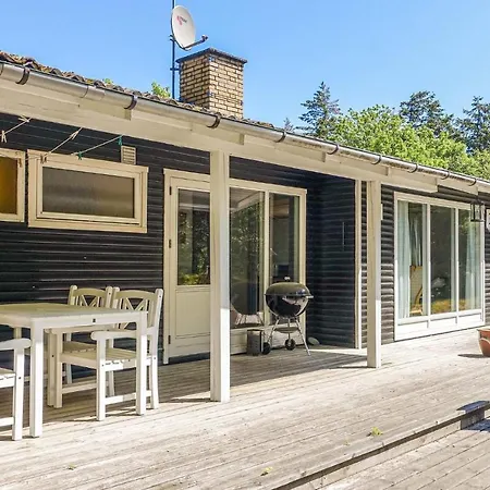 2 Bedroom Stunning In Aakirkeby Vakantiehuis