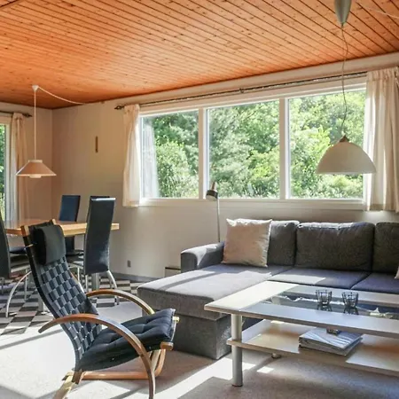 2 Bedroom Stunning In Aakirkeby Ferienhaus *