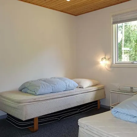 2 Bedroom Stunning In Aakirkeby Ferienhaus