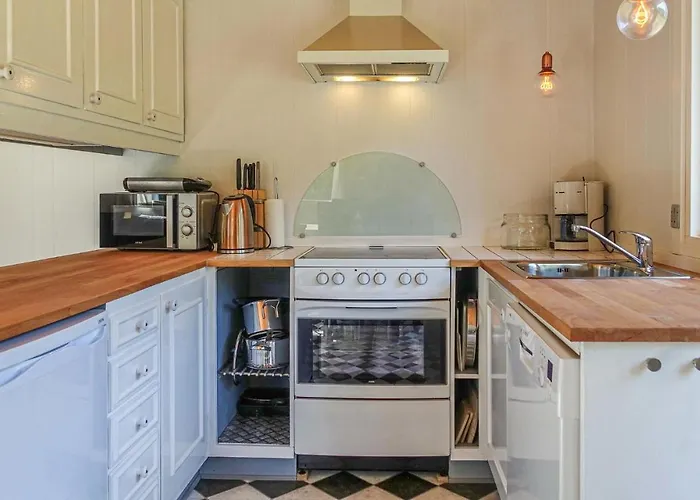 2 Bedroom Stunning In Aakirkeby Vakantiehuis Vester Somarken