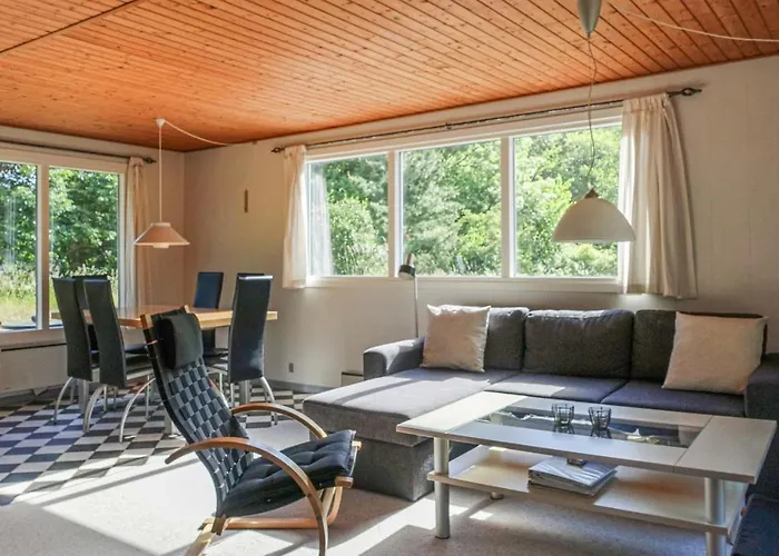 2 Bedroom Stunning In Aakirkeby Vakantiehuis *