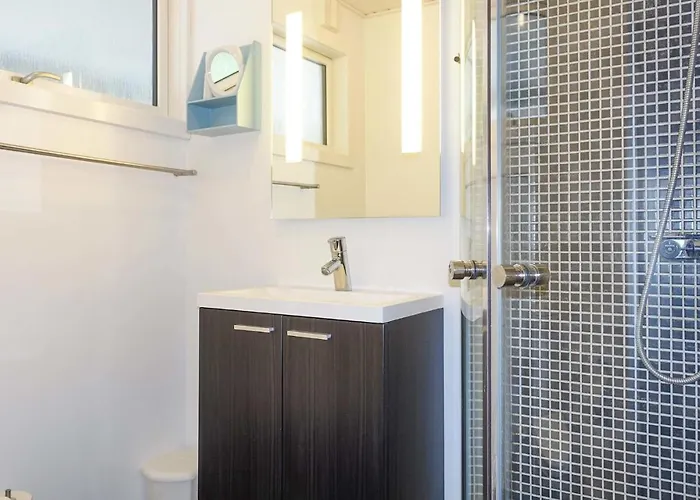 Vakantiehuis 2 Bedroom Stunning In Aakirkeby Vester Somarken